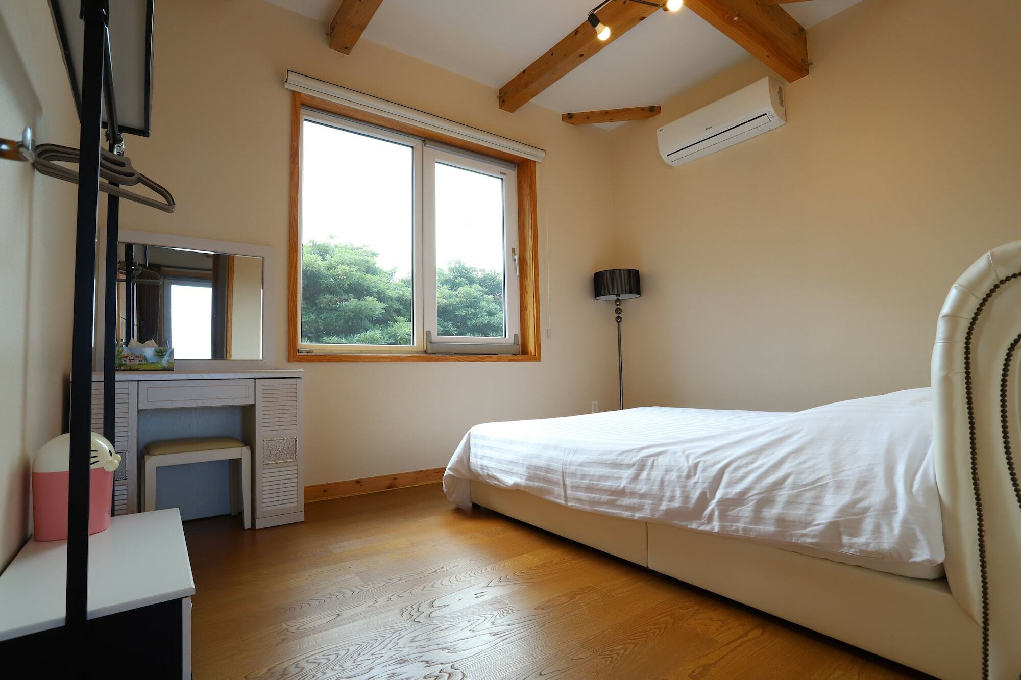 Jeju Lake Pension Экстерьер фото